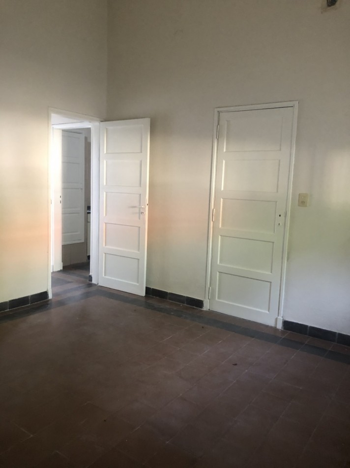 DR. ZAVALLA 2700. CASA EN ESQUINA DE 2 DORMITORIOS