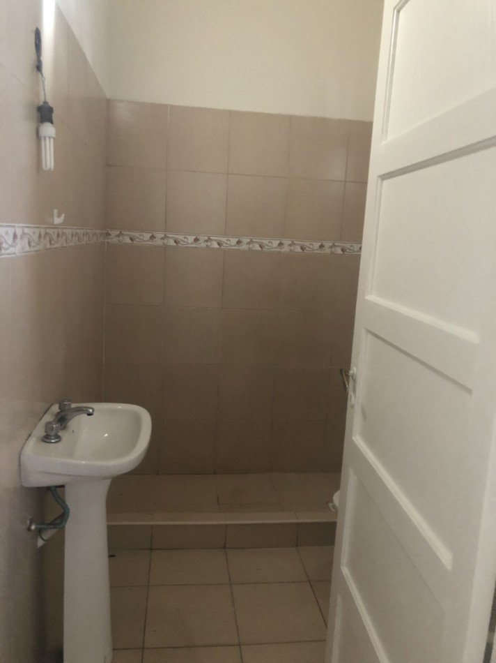 DR. ZAVALLA 2700. CASA EN ESQUINA DE 2 DORMITORIOS