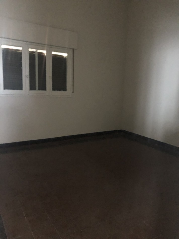 DR. ZAVALLA 2700. CASA EN ESQUINA DE 2 DORMITORIOS