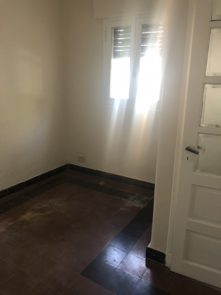 DR. ZAVALLA 2700. CASA EN ESQUINA DE 2 DORMITORIOS