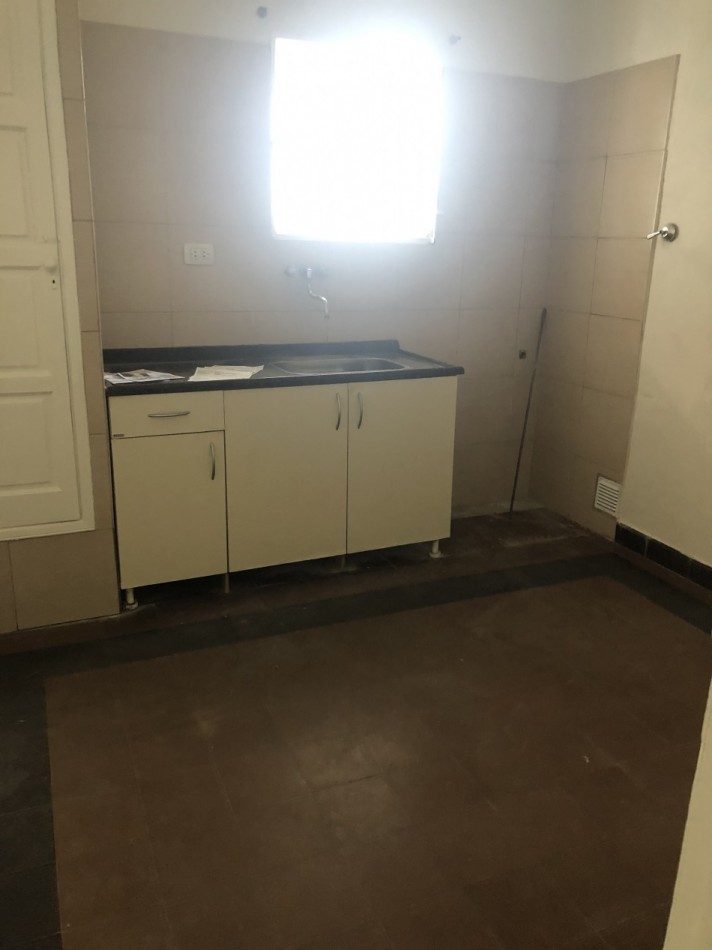 DR. ZAVALLA 2700. CASA EN ESQUINA DE 2 DORMITORIOS