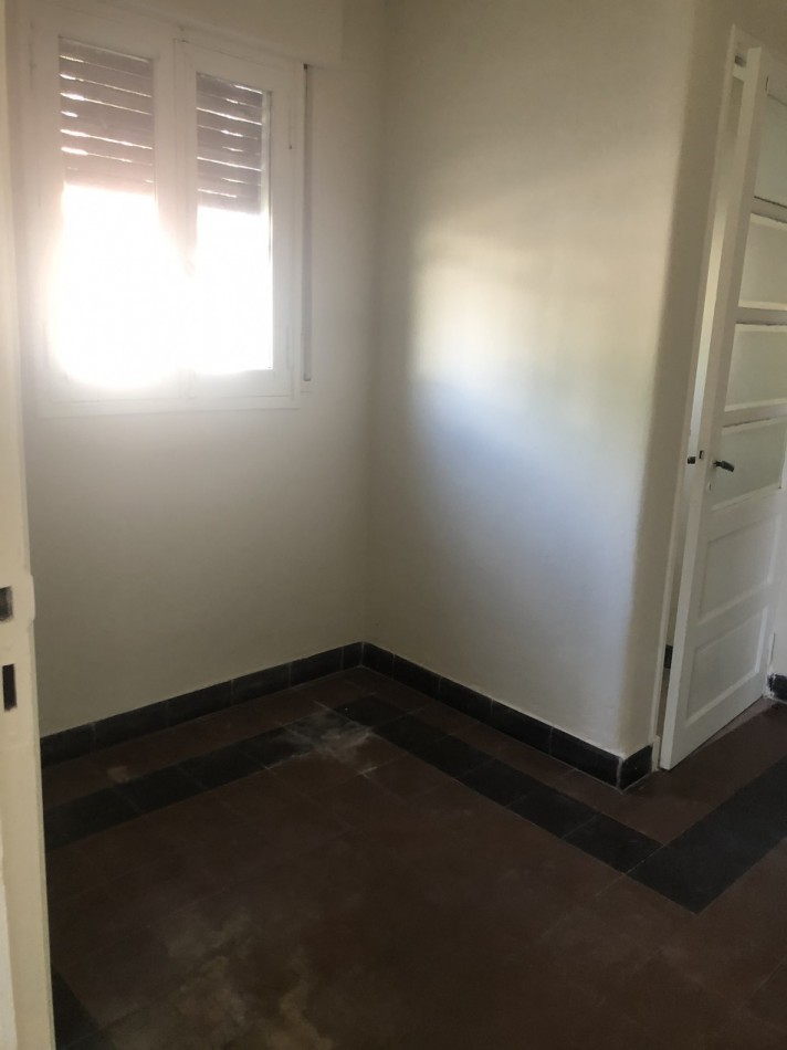 DR. ZAVALLA 2700. CASA EN ESQUINA DE 2 DORMITORIOS