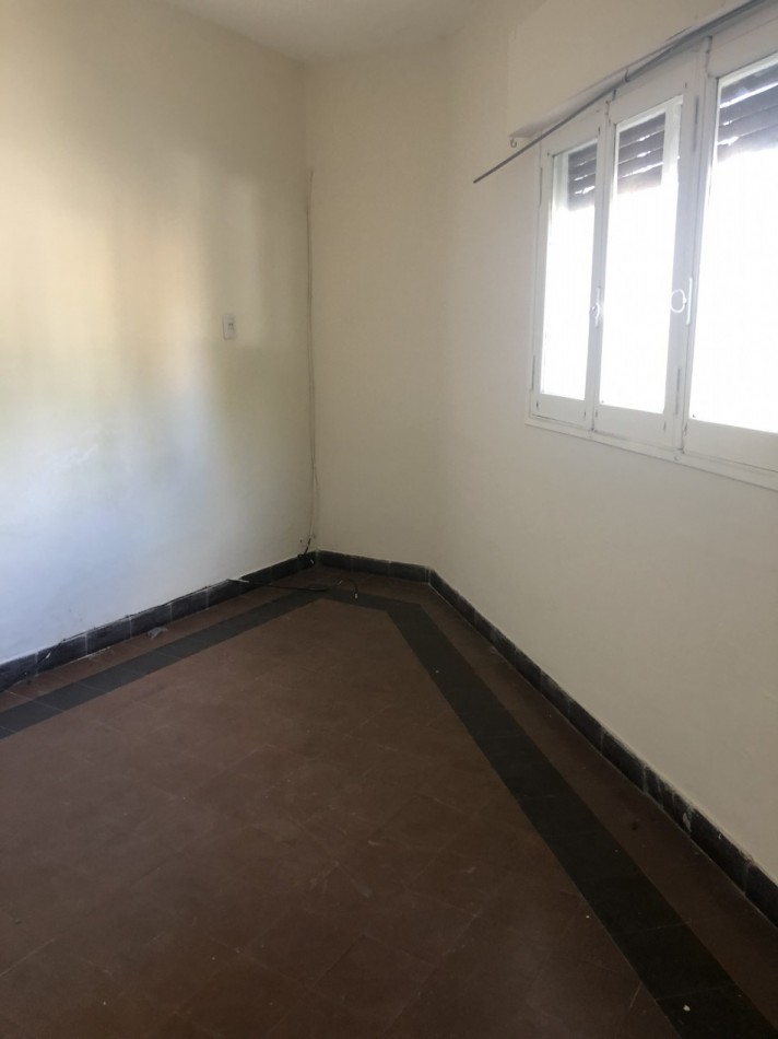 DR. ZAVALLA 2700. CASA EN ESQUINA DE 2 DORMITORIOS