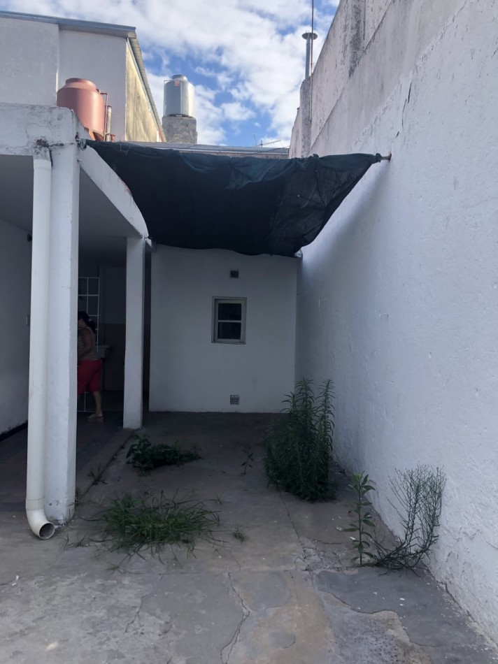 DR. ZAVALLA 2700. CASA EN ESQUINA DE 2 DORMITORIOS