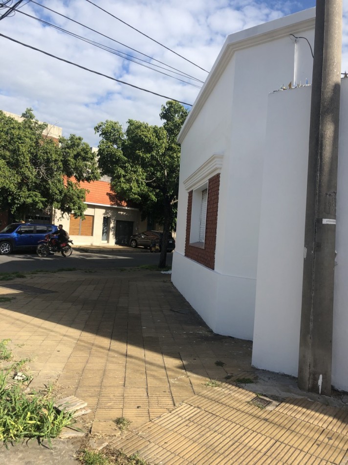 DR. ZAVALLA 2700. CASA EN ESQUINA DE 2 DORMITORIOS