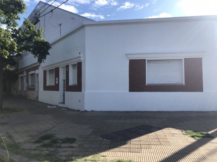 DR. ZAVALLA 2700. CASA EN ESQUINA DE 2 DORMITORIOS
