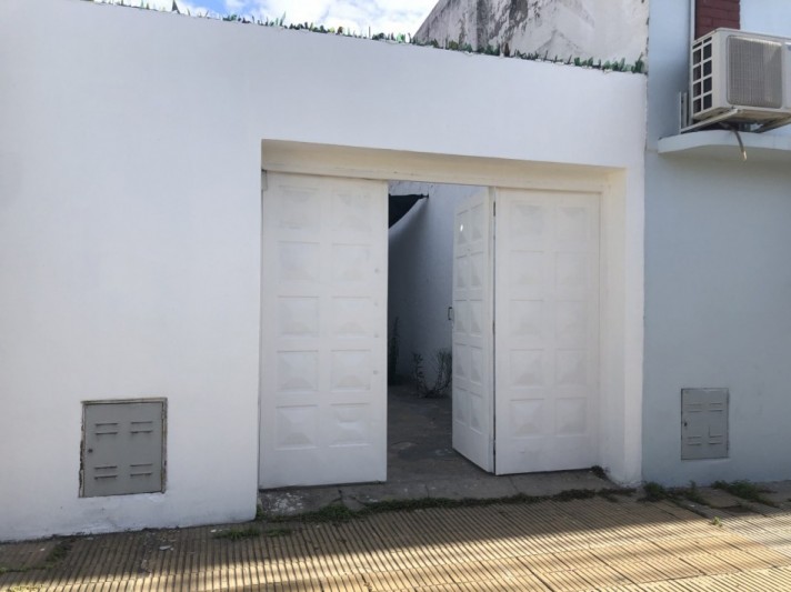 DR. ZAVALLA 2700. CASA EN ESQUINA DE 2 DORMITORIOS