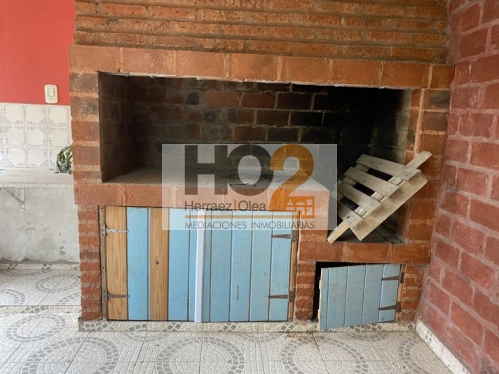 BARRIO ESMERALDA SUR. CASA DE 3 DORMITORIOS Y LUGAR PARA AUTO