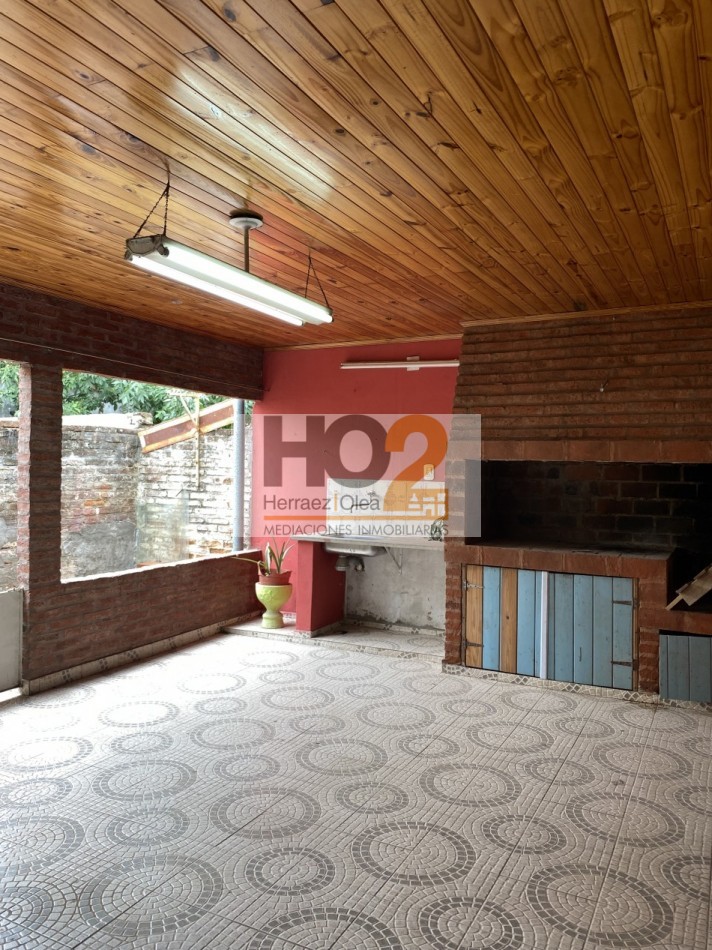 BARRIO ESMERALDA SUR. CASA DE 3 DORMITORIOS Y LUGAR PARA AUTO